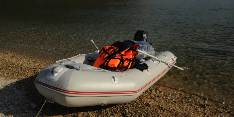 Channel smuggling gangs mega-dinghies