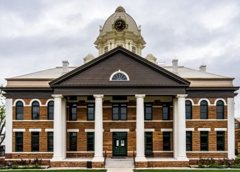 Historic county courthouse with white columns, illustrating Georgia premises liability law