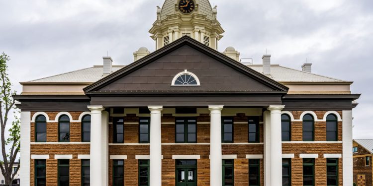 Historic county courthouse with white columns, illustrating Georgia premises liability law